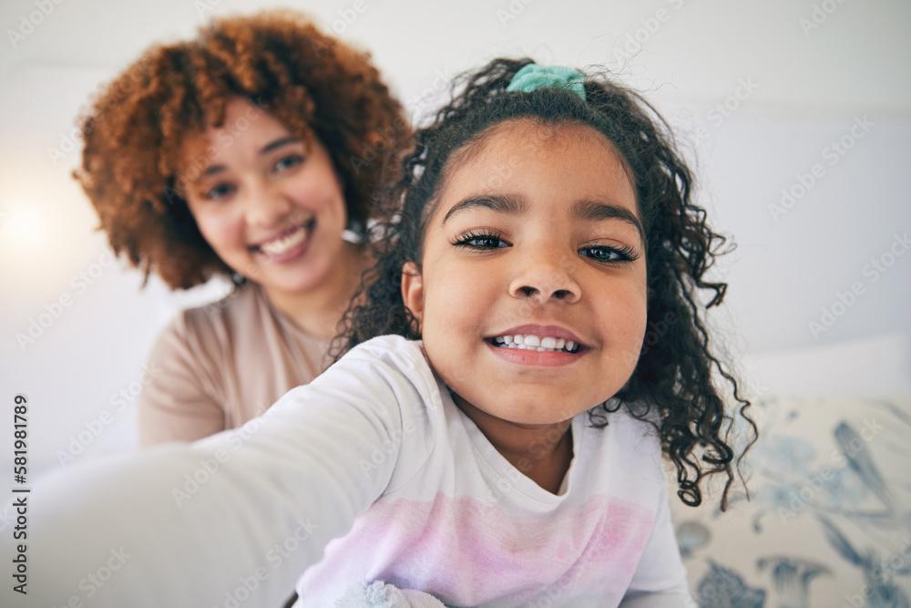 © C.D./peopleimages.com - Mother, bedroom and young girl selfie on a bed in the morning in a family home. House, smile portrait and happy mom with a child taking a picture for social media with mama love and care for her kid © C.D./peopleimages.com - Mother, bedroom and young girl selfie on a bed in the morning in a family home. House, smile portrait and happy mom with a child taking a picture for social media with mama love and care for her kid