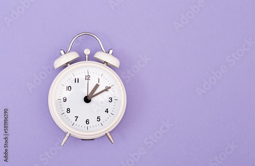 Fotografia Reloj despertador color blanco ilustrando cambio de horario primavera, verano so