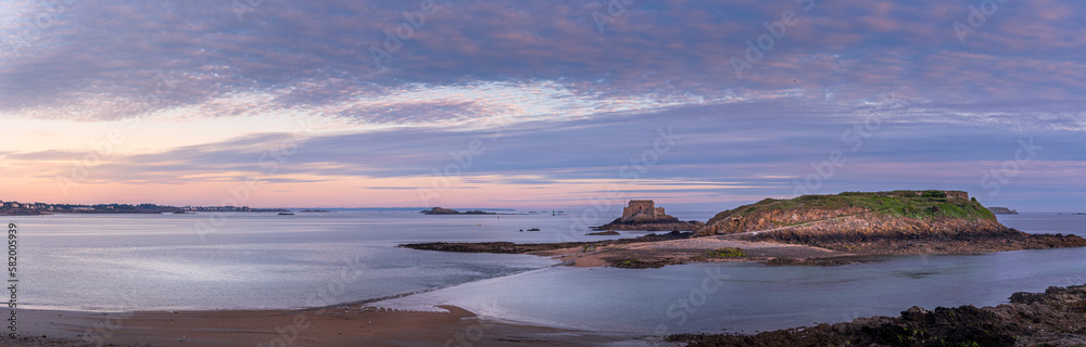 Le fort sur la plage de Saint Malo Le fort sur la plage de Saint Malo