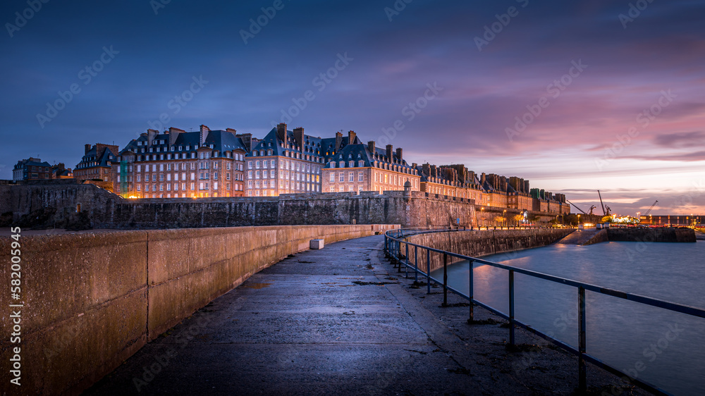 Lever de soleil sur les remparts de Saint Malo  - obrazy, fototapety, plakaty 
