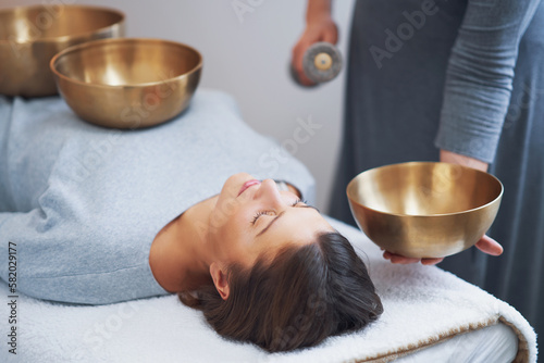 Fotografía Woman having a Tibetan sound bowl massage