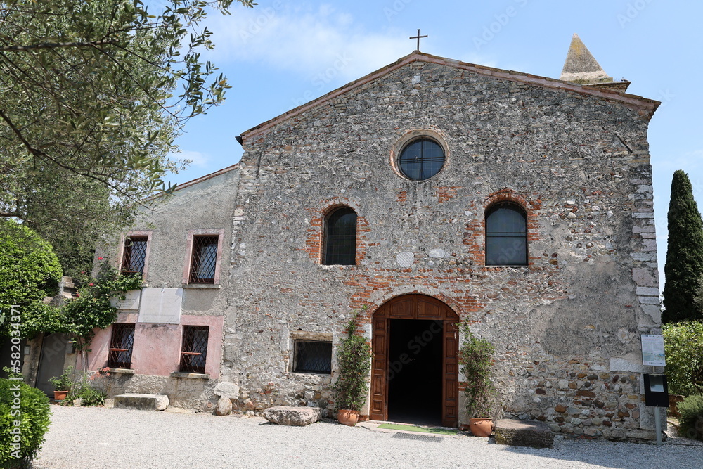 Fototapeta premium Blick auf die Altstadt von Sirmione am Gardasee