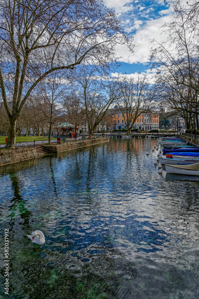 Canal à Annecy, ville surnommée la Venice des Alpes Canal à Annecy, ville surnommée la Venice des Alpes
