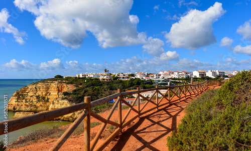 Wanderweg in der Felsalgarve bei Carvoeiro (Lagoa), Portugal) photo