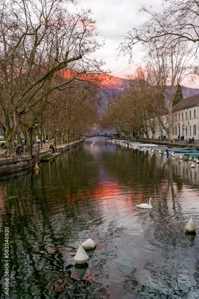 Fototapeta premium Fin de journée à Annecy, ville surnommée la 
