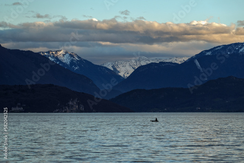 Le lac d'Annecy et les montagnes des Alpes au crépuscule