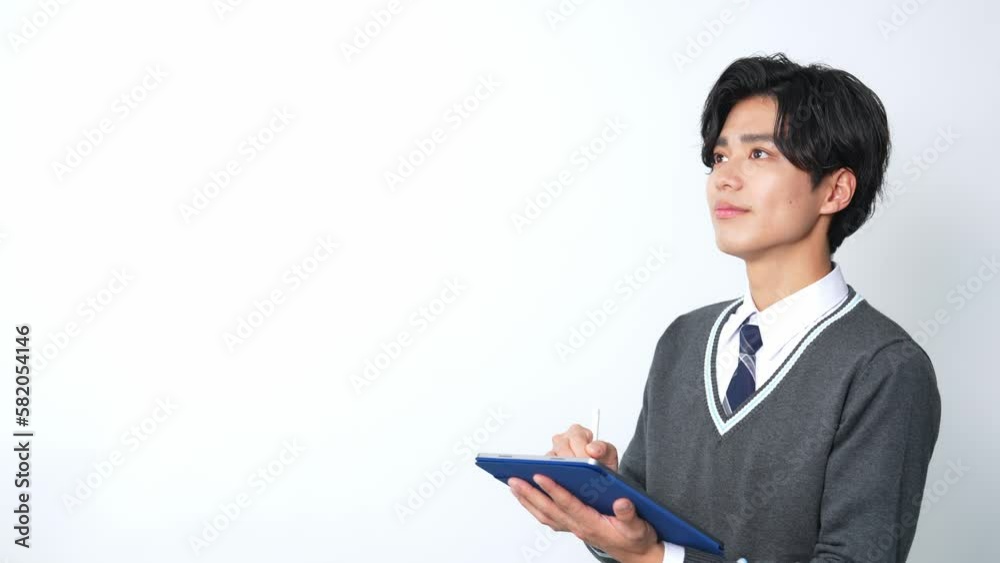 タブレットを使う男子学生