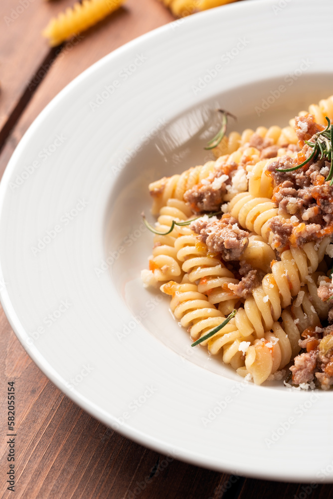 Piatto di deliziosi fusilli al ragu bianco di manzo, cibo italiano Piatto di deliziosi fusilli al ragu bianco di manzo, cibo italiano