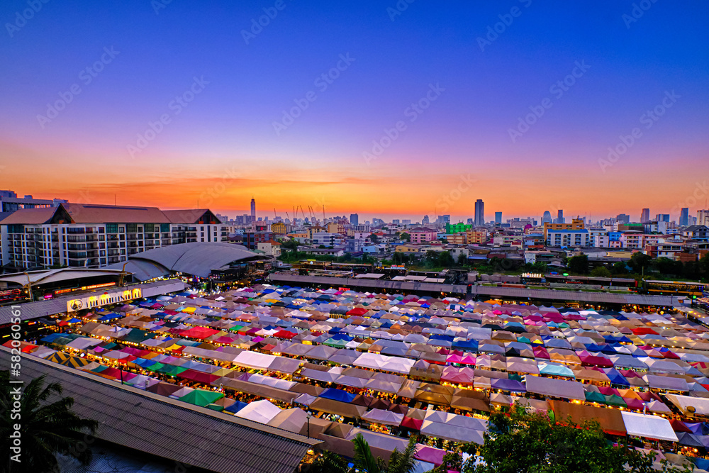 Obraz premium Beautiful sunset over Bangkok, Thailand, and colorful night market.