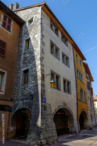 Fototapeta Naklejka Na Ścianę i Meble -  Immeubles hauts-en-couleurs dans le centre d'Annecy