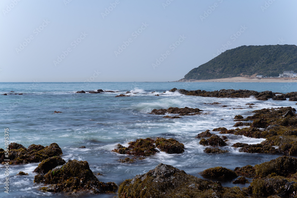 岩場に打ち寄せる波　伊良湖岬