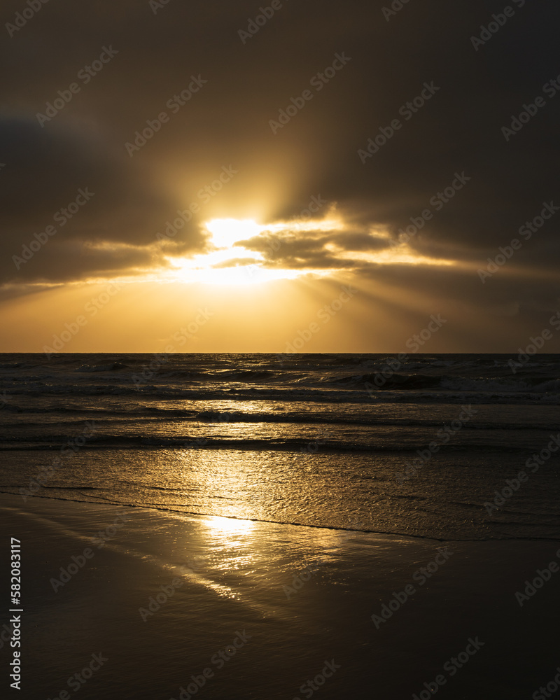 Obraz premium sunset bergen aan zee in winter