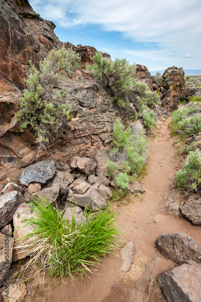 Obraz premium Rugged Rocky Trail at Lava Beds National Monument