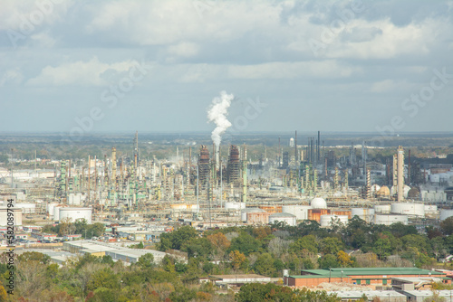 Фотография The ExxonMobil oil refinery seen from the Louisiana capitol tower in Baton Rouge