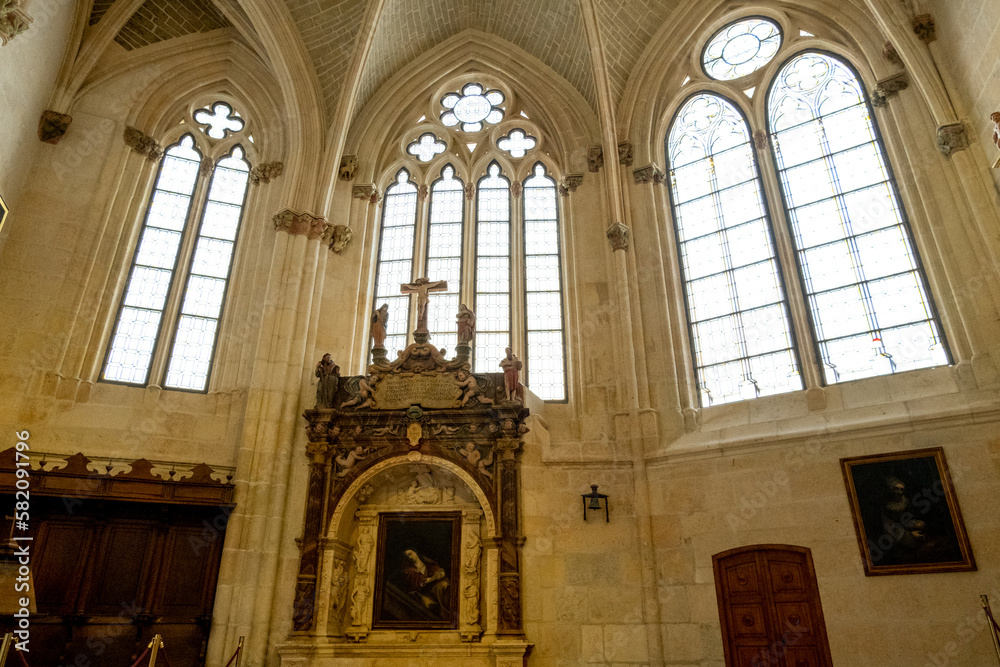 Grandes vidrieras por donde entra la luz del exterior a la sala de la Catedral de Burgos con preciosos detalles para ser admirada por los turistas.