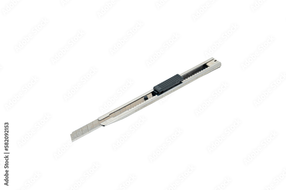 Ein silbernes Cuttermesser mit scharfer Klinge vor einem weißen Hintergrund Ein silbernes Cuttermesser mit scharfer Klinge vor einem weißen Hintergrund