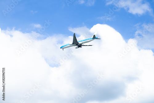 파란하늘과 구름 위를 날고 있는 비행기의 모습