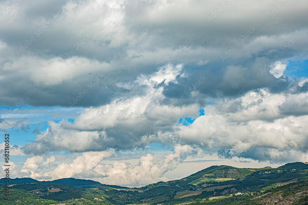 Wolkenhimmel über der Landschaft bei Assisi, Italien