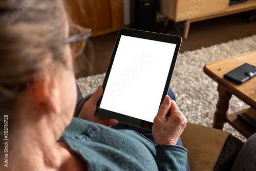 Frau Seniorin Benutzen Tablet Display Vorlage