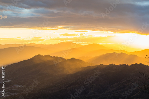 日本 京都府宮津市にある成相山パノラマ展望台から夕焼け空と山々を照らす光芒
