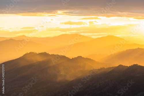 日本 京都府宮津市にある成相山パノラマ展望台から夕焼け空と山々を照らす光芒