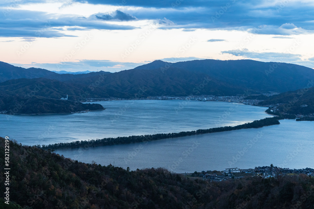 日本 京都府宮津市にある成相寺の弁天山展望台から見える夕暮れ時の天橋立 日本 京都府宮津市にある成相寺の弁天山展望台から見える夕暮れ時の天橋立