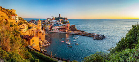Papier peint photo Ligurie Panorama de Vernazza au coucher du soleil  © Photocreo Bednarek