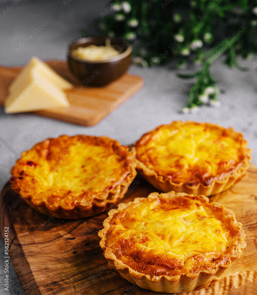 Mini quiche lorraine with cheddar cheese Mini quiche lorraine with cheddar cheese
