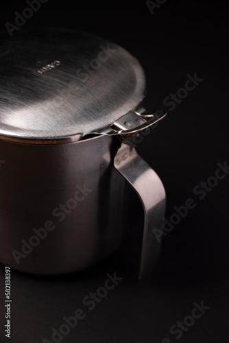 Vasija de metal en fondo negro
