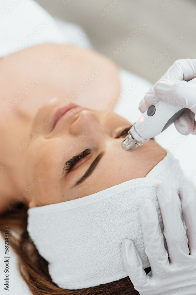 Radiofrequency facial skin lifting. Hardware cosmetology RF lifting  procedure and hardware facial massage. Rejuvenation, skin care in a beauty  salon. Woman doctor cosmetologist and girl in spa clinic. Stock Photo |  Adobe