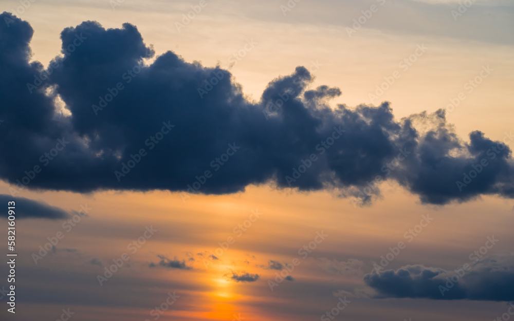 Obraz premium Big dark cloud over setting sun