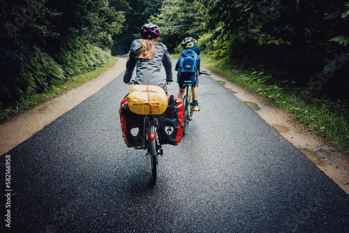 Junge und Mädchen auf einer Fahrradtour durch Niedersachsen in den Sommerferien, Deutschland