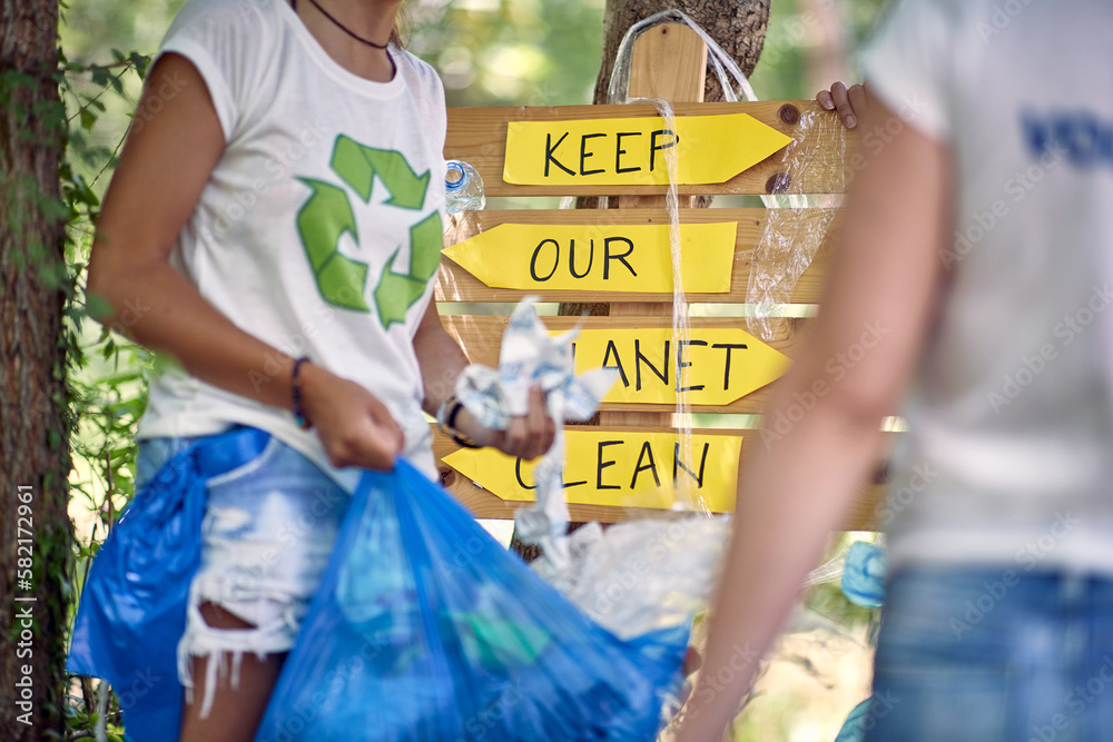 Obraz premium Group of volunteers cleaning up the trash