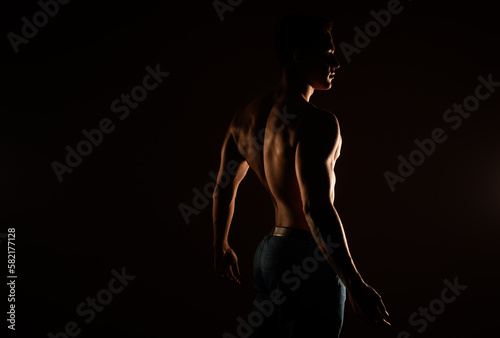 Foto Silhouette of a man's back in the studio