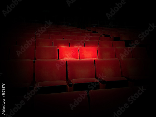 映画館のスポットライトで浮かぶ赤の2座席