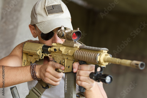 Fotografi Ukrainian army soldier training with assault rifle outdoor