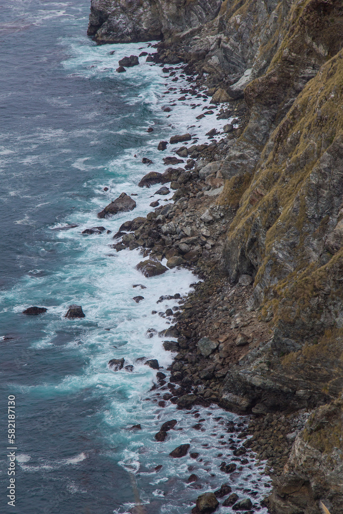 Obraz premium The rocky California coastline as off the Pacific Coast Highway near the Big Sur area. Classic foggy conditions and rough waters.