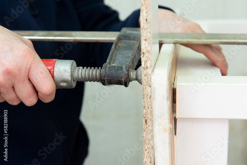 Foto de primer plano de la herramienta de compresión de abrazadera en el taller