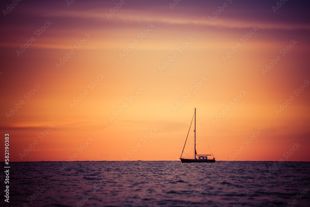 Boot auf dem Meer während des Sonnenuntergangs