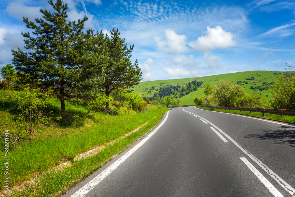 Naklejka premium Road and cloudy sky