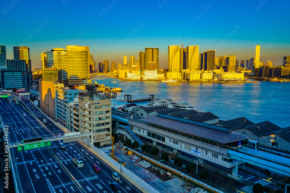 Fototapeta premium 港区の街並みと高速道路