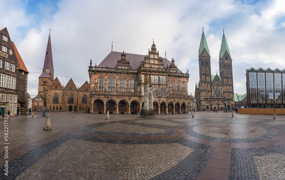 Fototapeta premium Panoramic View of Market Square with Cathedral, Old Town Hall and Church of Our Lady - Bremen, Germany