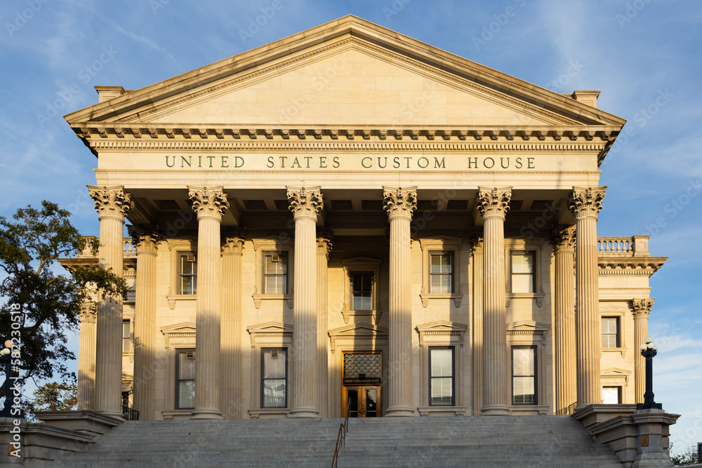 Obraz premium View of the 1879 United States Custom House east facade in the Renaissance Revival style in the late afternoon sun, Charleston, SC, USA