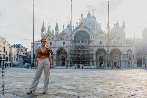 Mujer de vacaciones en la plaza de San Marco en Italy  photo