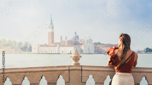 Mujer mirando el paisaje arquitectónico en el horizonte  photo