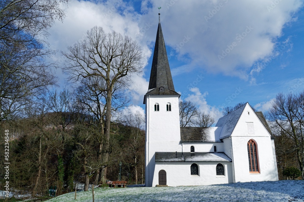 Die denkmalgeschützte evangelische Kreuzkirche  in Bergneustadt-Wiedenest gehört zu den Bunten Kirchen im oberbergischen Land. 