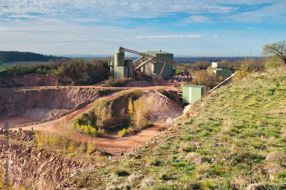 Fototapeta premium ein großer moderner Steinbruch für rotes Gestein - a large modern quarry for rock