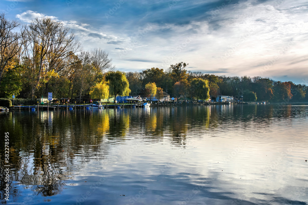 der Fluss Saale im Herbst mit schönen Wolken und bunten Bäumen - the river Saale in autumn with clouds and colorful trees