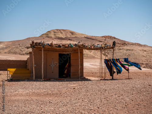 Cabaña tradicional en el desierto photo