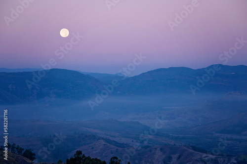The moon, between the mountains on a summer night © Elena